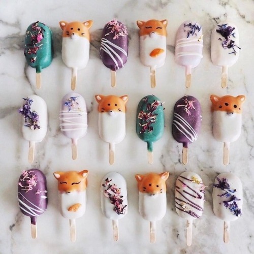 mymodernmet:Baker Creates Cake Pops That Are Tiny Edible Sculptures on a Stick