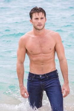 takemetobedandlosemeforever:  Scott Eastwood 