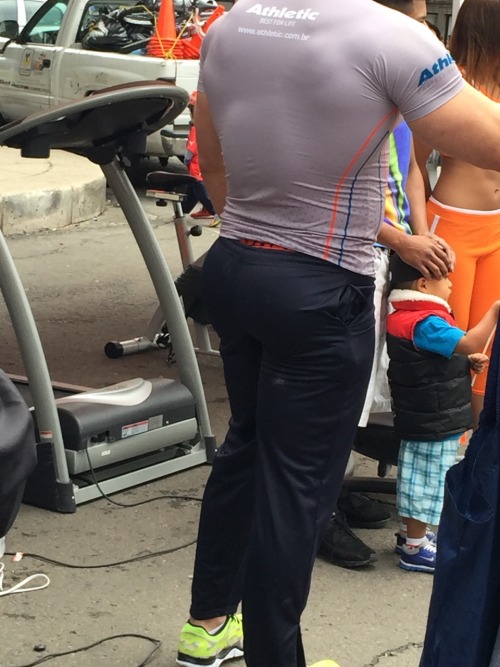 mercooriothong:  Random guy doing some promo. I drooled.