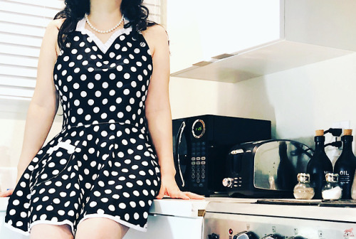 xoxo-beth: Domestic bliss. The kind of girl who’ll make a boy a sandwich.