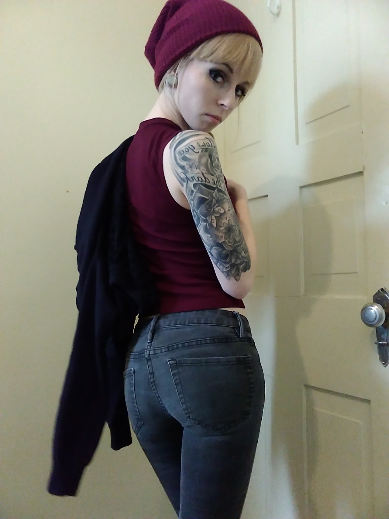 lily-freak:  Local trash can gets naked on Tumblr.   Want to purchase my Premium