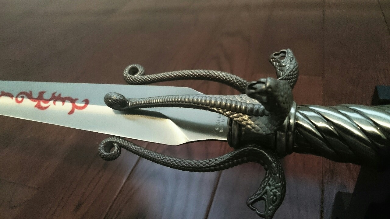 openmagick:  New ritual knives, very symbolic of duality and awesome for working