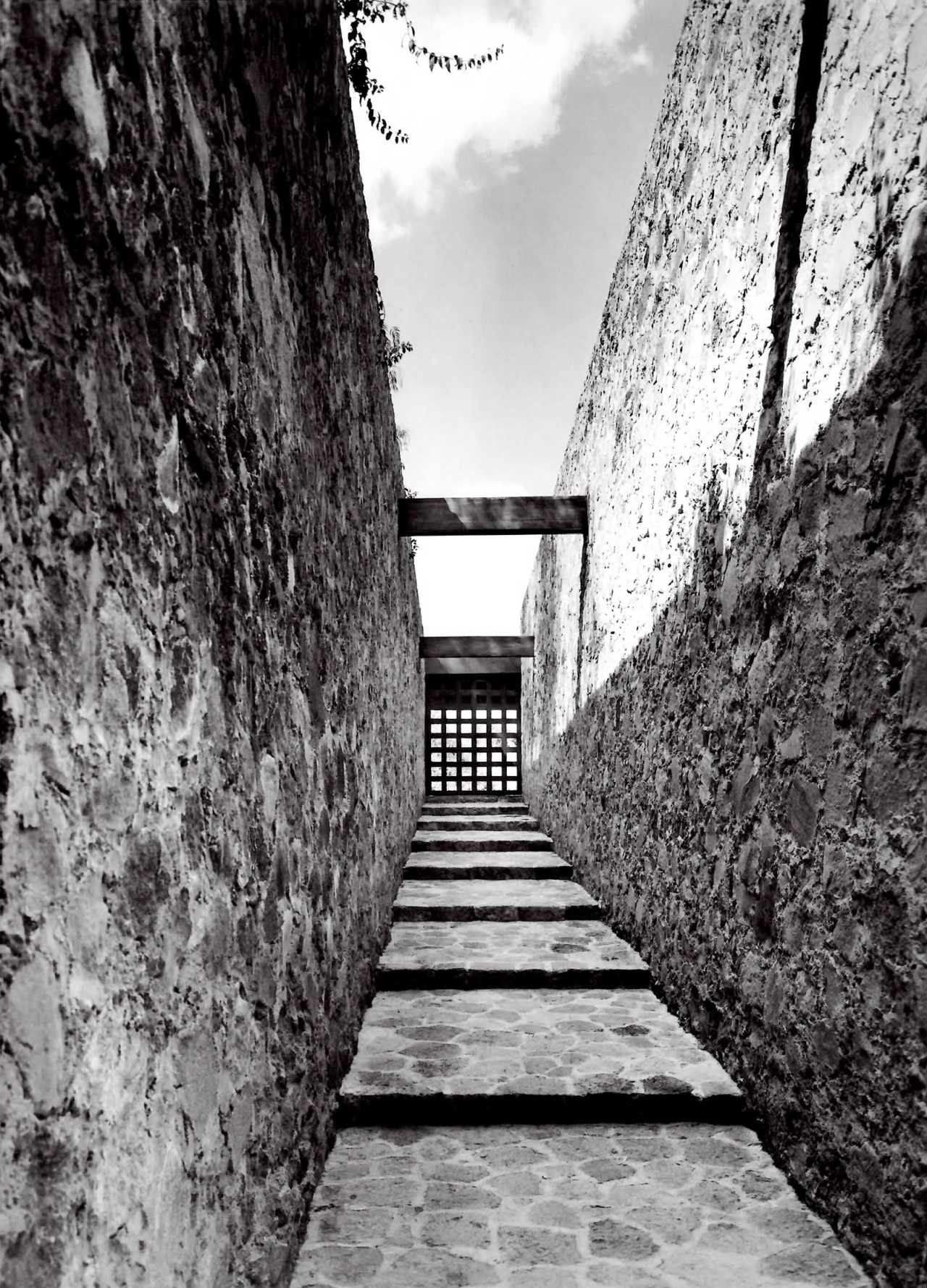 unavidamoderna:  Vista de la escalera exterior entre los niveles, Casa en Lomas,