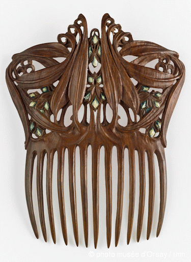 fawnvelveteen:Paul Follot Peignevers 1905 peigne pour cheveux en bois incrusté de nacre H. 15,0 ; L.