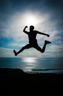 thingsarelooknup:  Jumping up into the sun