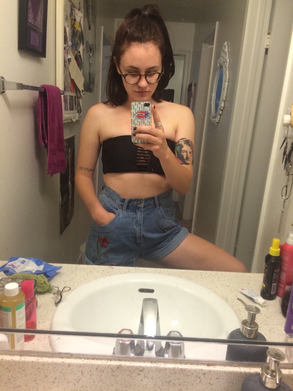 definitelysupergay:  check out my cool shorts they have flowers on them