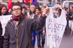 noliteralmente:  “El closet es para la ropa” por Emilio!