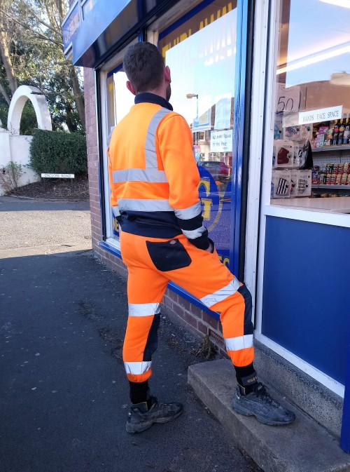 Fit hi-vis lad with a gorgeous arse.Pics are my own, please don’t use them elsewhere.