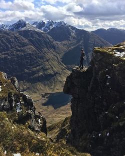 scotianostra: Instagrammer Cat Webster looking down on Loch Achtriochtan from the Aonach Eagach in April, brave lassie!  