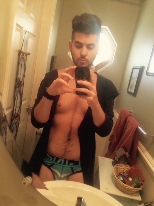 manbootypokeball:monkeysaysficus:supermegagardevoir:This sweater is long enough to hide the chub and