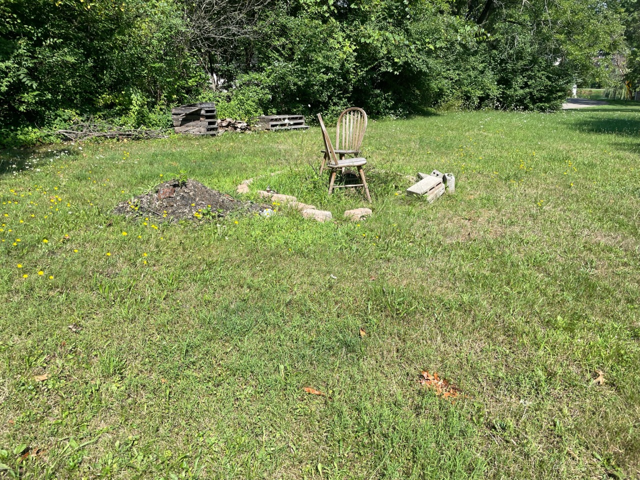 Worked on the fire pit today, mostly level except for the end( used the level the whole circle anddd it’s not level to the beginning of the circle🙄🤦🏼‍♂️) then mowed the lawn. Was a good productive day🤘🏼