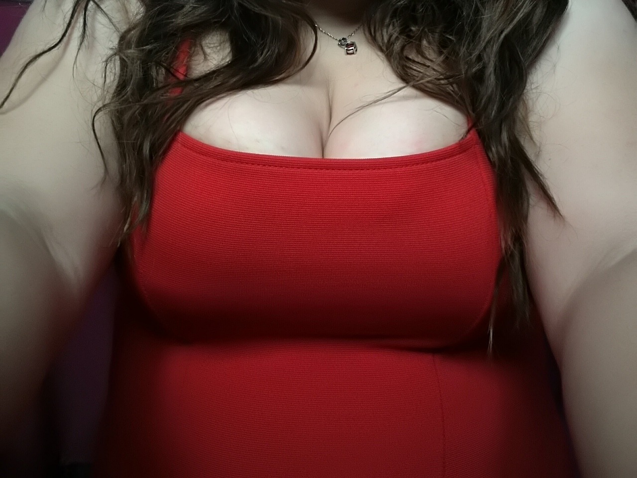 dirtyprincess87:  curiouswinekitten2:  Cleavage Photoshot…. Having some fun at