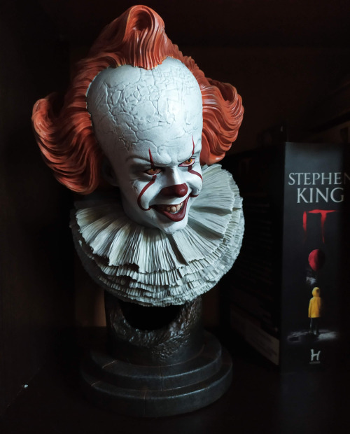 AAAAAAAAA I got my Diamond Select Pennywise bust! Way earlier than I expected it, too!His left eye’s