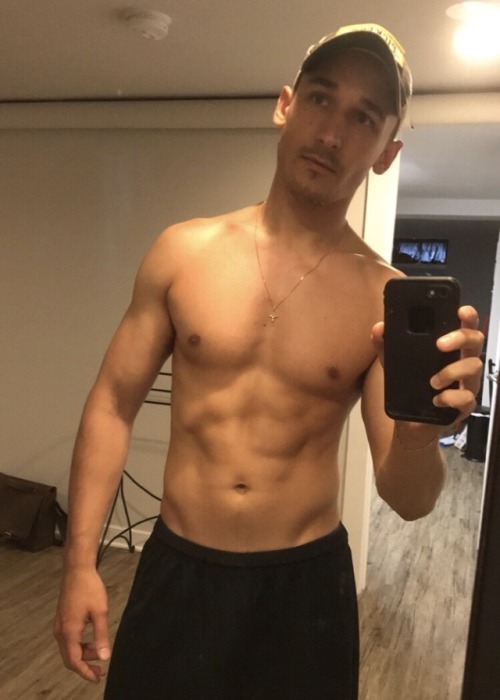 drinkyourjuiceshelby:  humble-pirates:  Hi 👨🏻‍💻 👋🏼  😍