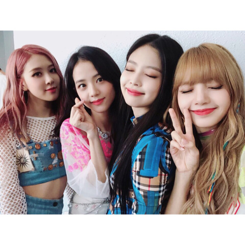 blackpinkofficial:[IG] 180722 blackpinkofficial: #BLACKPINK#foreveryoung#blink블링크 ✨ 언제나 큰 응원 고마