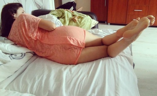 kessi-moon:  #feet #soles #stopy #nightwear https://www.instagram.com/p/Bn-zElzlxqi/?utm_source=ig_tumblr_share&igshid=lmmgy0oplvew