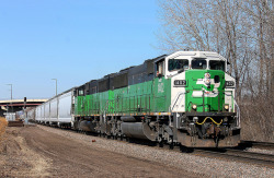 qstation:  BNSF 1402 by BNSF 1994 on Flickr.Green Giants lead the BNCP at Union Jct. 3-28-15.