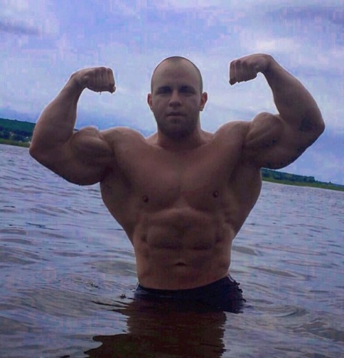 gentlemenprefermuscle: dumb-jock-bro-in-training: awesomestefangermany: Bulat Aliev A true meathead 