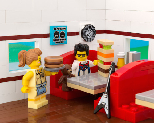 mymodernmet:  Photographer Jeff Friesen‘s series 50 States of LEGO reimagines the different states of the USA in LEGO form, humorously representing each state by capturing a unique aspect of the place’s history, geography, or culture.