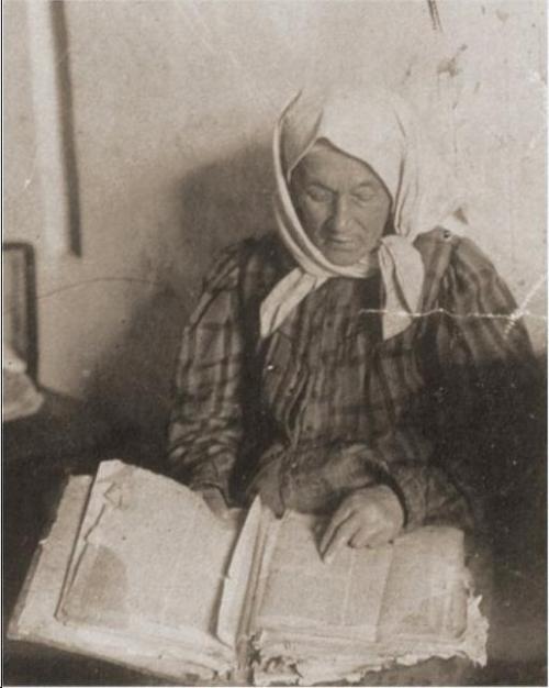 lazersilberstein: tzilahjewishcultureandhistory: 1. Observant Jewish woman in Vilna reading the &lsq