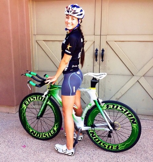 fusioncycles: Fusion athlete Andrea Arriaga rockin’ her new hand-painted Fusion Carbon 90 race wheel