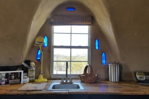 seansavestheworld: utwo: Off-grid Adobe Dome in the Desert / Terlingua © airbnb I need to book 