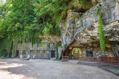 magicalandsomeweirdhometours:The Beckham Creek Cave House in Jasper, Arkansas is the most modern one