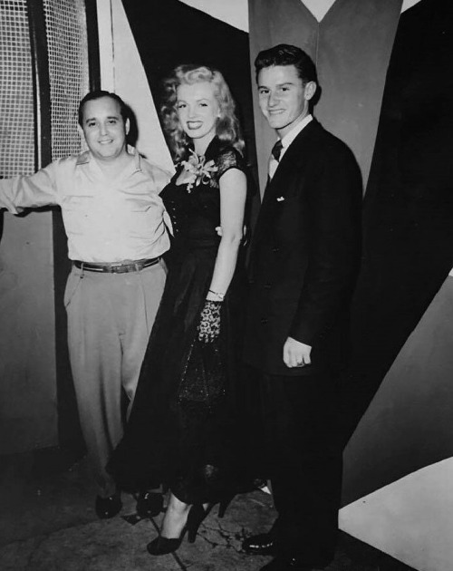 infinitemarilynmonroe:Marilyn Monroe and Roddy MacDowell photographed at Ricketts Nightclub, 1949.