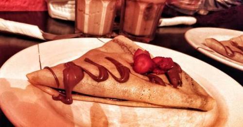 Domingo de crepas!! ☕❤️ Nutella con fresas para satisfacer el enorme antojó de dulce que traía#Che