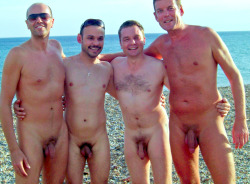 DESNUDOS EN LA PLAYA