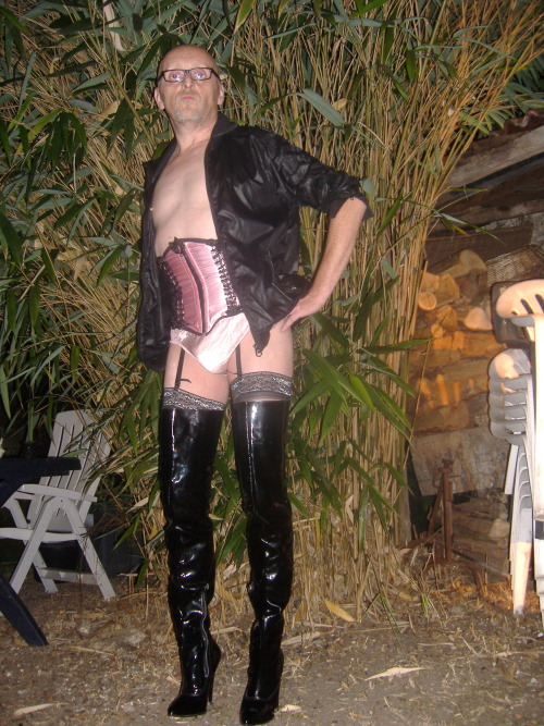 jockpig:fabboy75:Nigth slut in the gardenparty gurl!use me all as your party gurl please