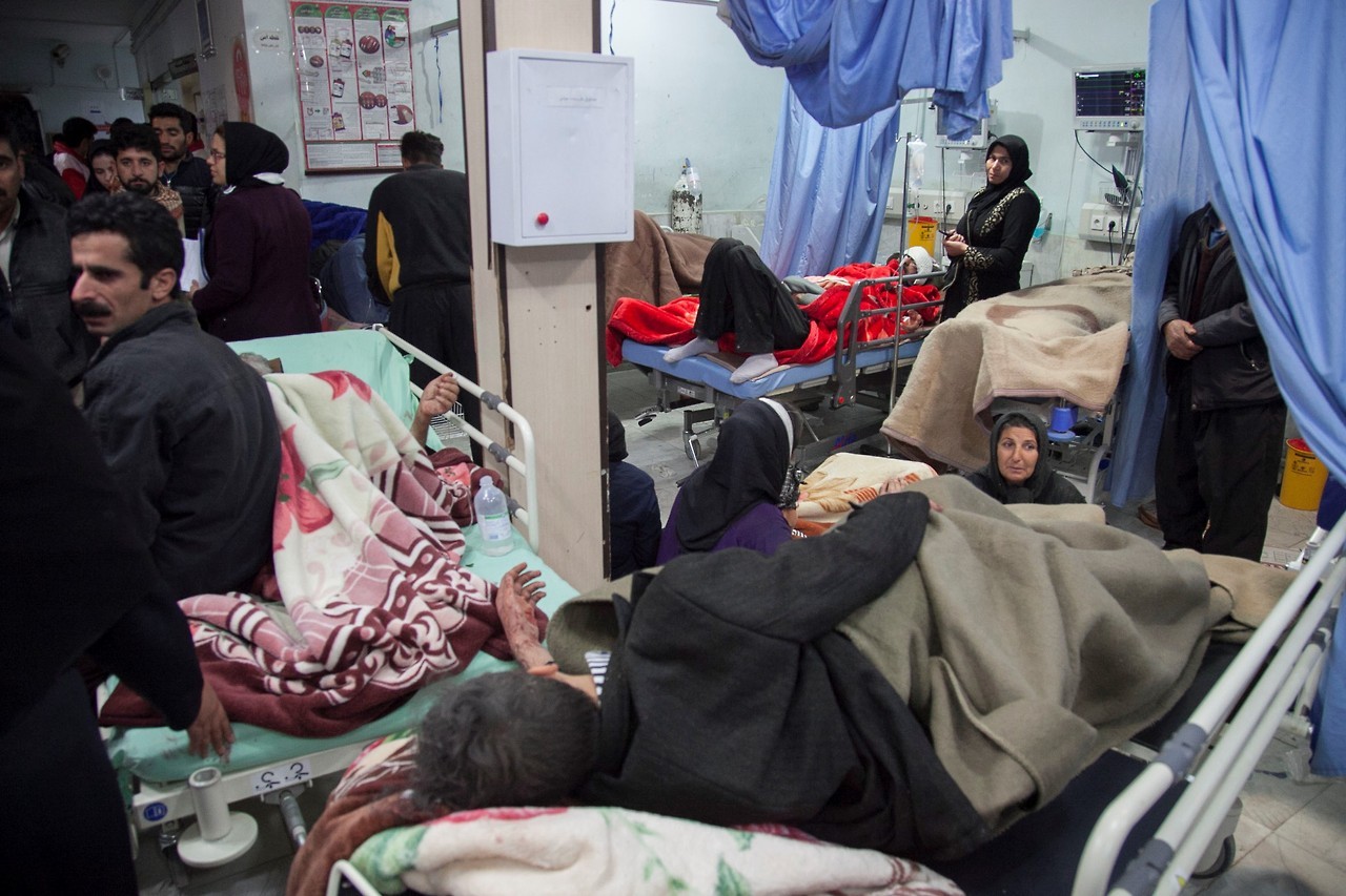 SISMO. Fuerte terremoto de 7,3 sacudió región fronteriza entre Irak e Irán y dejó más de 320 muertos. La mayor parte de los fallecidos están del lado iraní, en la provincia de Kermanshah (oeste del país), donde se han reportado al menos 328 muertos y...
