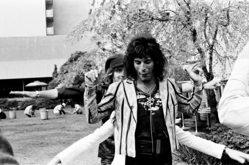 chaotichedonist:Queen at Tea Ceremony on the grass of Tokyo Prince Hotel’s gardenApril 20th, 1975By 