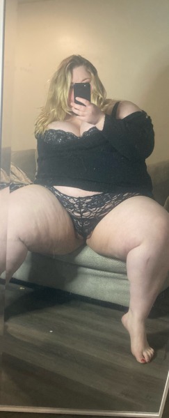 Porn photo theplushblonde:A little lace and bounce never