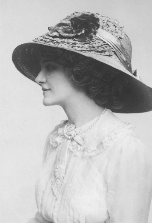 vestatilleys:  Lily Elsie by Foulsham & Banfield, 1909.