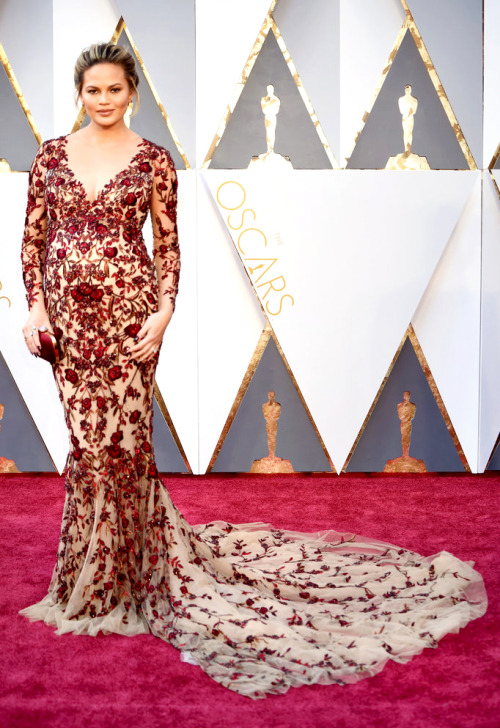 chauvinistsushi: runwayandbeauty: Chrissy Teigen wearing a Fall 2016 Marchesa dress - Oscars 2016 (R