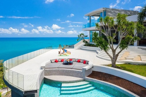 A Spectacular Seaside Tropical Villa [Video]