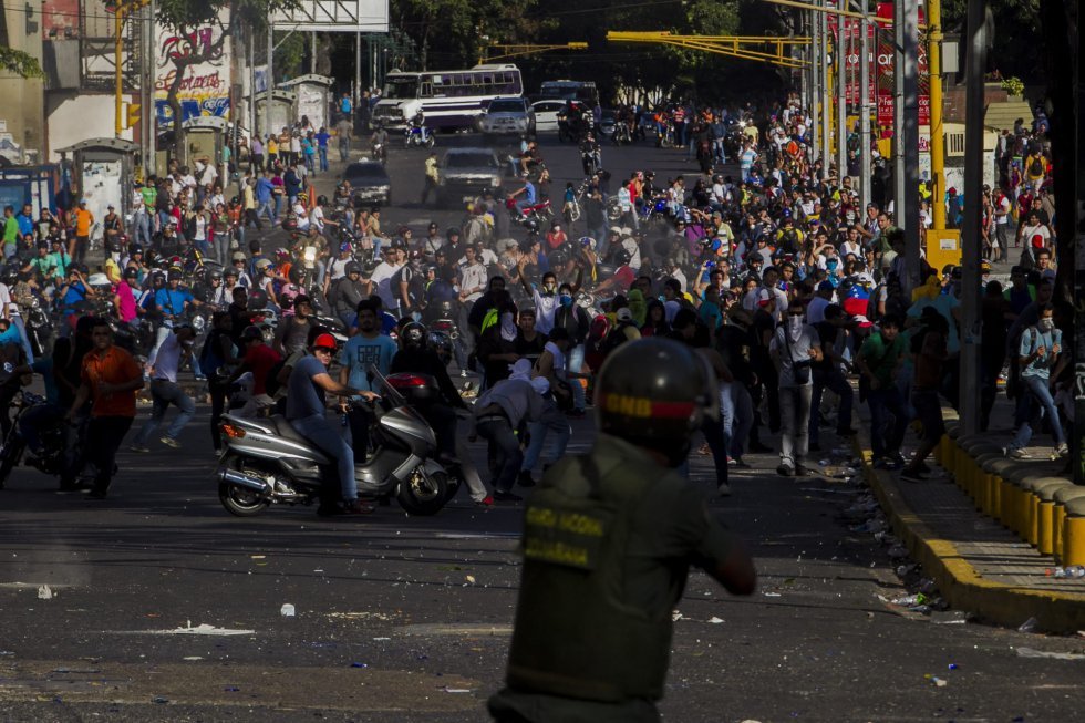 lefilmnoir:  Venezuela’s Riot 12F  PLEASE REBLOG!!! THE MEDIA IN VENEZUELA IS BEING