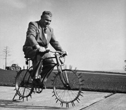Vélo pour des excursions sur glace avec des gants de protection sur le volant. Il a été inventé par Joe Shtaynlaufa pour naviguer dans les rues enneigées de Chicago.