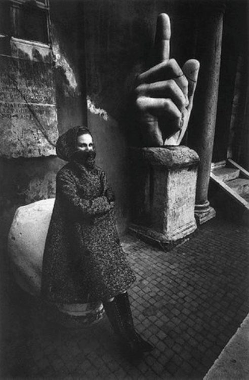 Model at Musei Capitolini with the hand of the Emperor Constantine. For Harper’s Bazaar, Italy, 1962