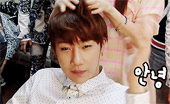 yuu-n:  sunggyu being interviewed while the coordinoona fixes his hair  