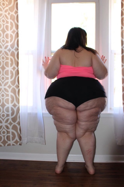bbwssbbwlover:  Shouts Out to All them Big Sexy Girls… If your thighs don’t rub when you walk, I can’t Fuck with you… ;) 