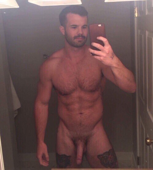 notdbd:  Rugger turned bobsledder Simon Dunn finally shows us the front side of his naked body. 