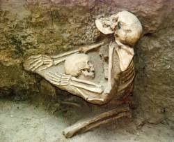 sixpenceee:  Two skeletons, a woman clutching a child to her breast, preserved in a mudflow in Tibet for 4000 years. Photo by Jane Qiu.