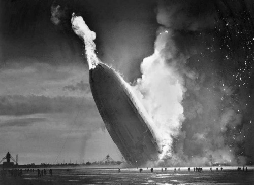 La catastrophe de l'Hindenburg, 6 mai 1937. adult photos