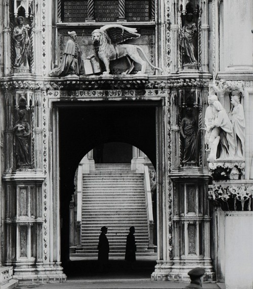 poboh:
“Venezia, 1960’s, Gianni Berengo Gardin. Italian, born in 1930
- Vintage gelatin silver print -
”