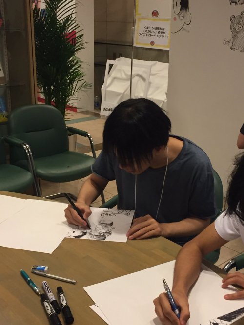 Isayama Hajime made a special appearance at Kodansha’s 2016 “Magazine Gakuen” event yesterday, where he conducted a panel, met with fans, and drew his version of Kumamoto’s regional mascot, Kumamon, with a scarf!More sketches from Isayama at