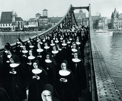 last-picture-show: Abisag Tüllmann, Fronleichnamprozession über den Eisernen Steg, Frankfurt, 1964