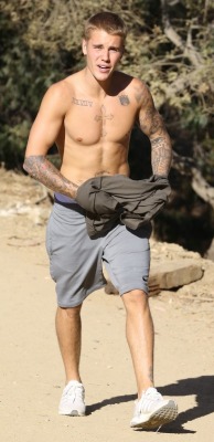 vjbrendan:    Justin Bieber Out Hiking in