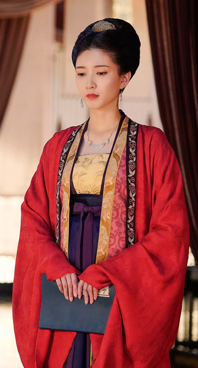 Traditional Chinese hanfu in the Song dynasty-set Cdrama Serenade of Peaceful Joy.